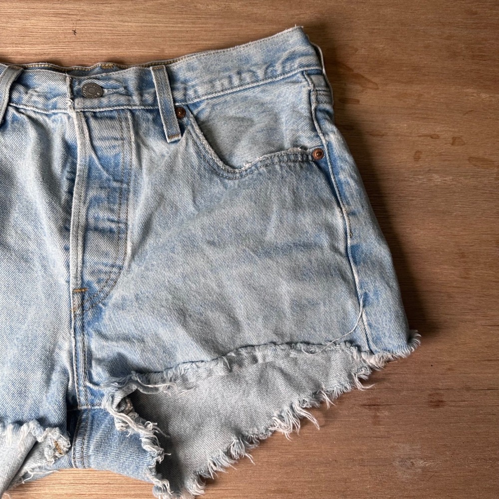 Levis 501 Womens High Rise Button Fly Light Wash Denim Cut Off Shorts Size 29 - Picture 3 of 13
